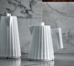 Bouilloire électrique 1L Plissé Grise - ALESSI -Vente De Café alessi bouilloire lifestyle2 1