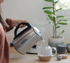 Bouilloire Kottea KT102 Température Réglable Inox 1.7L + 2 Verres Mila 25 Cl -Vente De Café kottea kt102 2