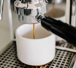 Tasse à Cappuccino - Monty Milk Art Blanc Mat 19 Cl - FELLOW -Vente De Café lifestyle2 1