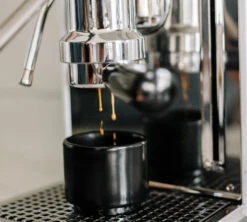 Tasse à Cappuccino - Monty Milk Art Noir Mat 19 Cl - FELLOW -Vente De Café lifestyle3