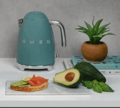 Bouilloire KLF03EGMEU 1.7 L Vert Émeraude - SMEG -Vente De Café smeg bouilloire emraude lifestyle 2 1
