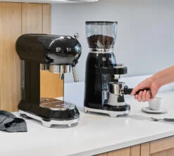 Moulin à Café SMEG Noir CGF01BLEU Années 50 -Vente De Café smeg broyeur noir 4