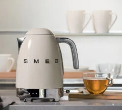 Bouilloire KLF04CREU Température Réglable Crème 1,7 L + Offre Cadeau - SMEG -Vente De Café smeg creme bouilloire