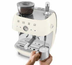 Machine Expresso SMEG EGF03CREU Crème Années 50 Avec Moulin Intégré -Vente De Café smeg egf03 creme 3