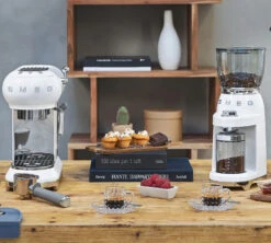 Set Petit-Déjeuner Machine Expresso ECF01WHEU Et Moulin à Café CGF01WHEU Blanc- SMEG -Vente De Café visu smeg blanc